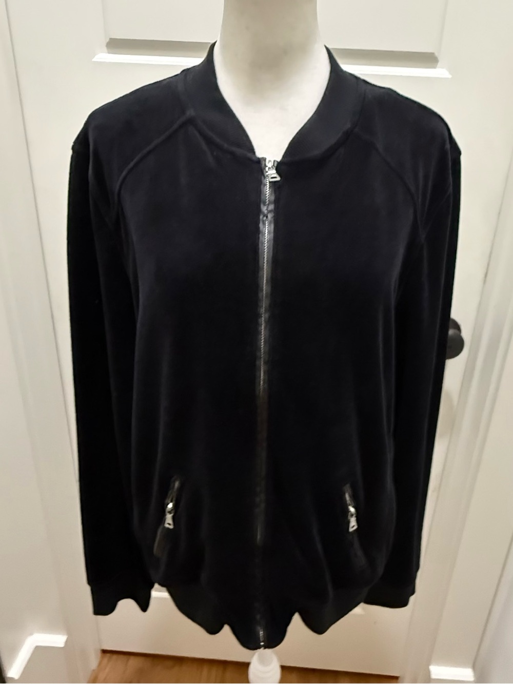 Vince Camuto. Velour Zip Bomber. Black. Size Large.